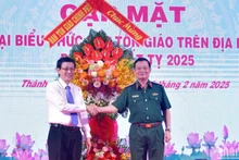 Lãnh đạo Ban Tôn giáo Chính phủ tặng hoa chúc mừng Bộ Tư lệnh Quân khu tại buổi gặp mặt.