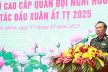 Thiếu tướng Trần Vinh Ngọc, Ủy viên Thường vụ Đảng ủy, Phó Chính ủy Quân khu 7 phát biểu tại buổi gặp mặt.