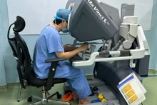 Bác sĩ CKII Nguyễn Phú Hữu, Phó trưởng Khoa Ngoại-Tiêu hóa, Bệnh viện Bình Dân đang phẫu thuật robot cho người bệnh.