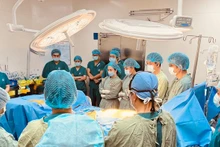 Ê-kíp y bác sĩ mặc niệm để bày tỏ lòng tri ân sâu sắc đến người hiến tạng và gia đình.