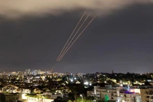 Hệ thống chống tên lửa của Israel kích hoạt phản ứng sau khi Iran phóng máy bay không người lái và tên lửa về phía Israel, nhìn từ Ashkelon, Israel, ngày 14/4/2024. (Ảnh: Reuters)
