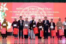 Đồng chí Phan Đình Trạc và Phó Bí thư thường trực Tỉnh ủy Lâm Đồng Trần Đình Văn trao quà Tết tặng các gia đình chính sách huyện Lạc Dương.