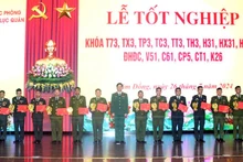 Lãnh đạo Học viện Lục quân trao bằng tốt nghiệp cho học viên Quân đội Hoàng gia Campuchia.