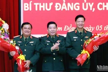 Trung tướng Nguyễn Văn Gấu, Ủy viên Trung ương Đảng, Phó Chủ nhiệm Tổng cục Chính trị chúc mừng Trung tướng Đỗ Văn Bảnh và Thiếu tướng Trần Danh Khải.