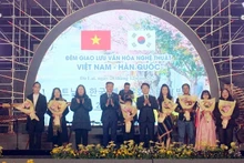 Lãnh đạo thành phố Đà Lạt và Chuncheon tặng hoa các đoàn nghệ thuật và nghệ sĩ tham gia chương trình giao lưu. (Ảnh: VH)