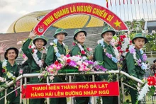 Những thanh niên ưu tú thành phố Đà Lạt qua cầu vinh quang lên đường thực hiện nghĩa vụ xây dựng và bảo vệ Tổ quốc.