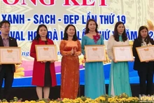 Lãnh đạo Ủy ban Mặt trận Tổ quốc Việt Nam tỉnh Lâm Đồng trao giải Nhất cho các cơ quan, đơn vị, trường học, cơ sở tôn giáo tham gia hội thi. 