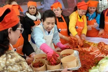 Giảng viên ẩm thực người Hàn Quốc trực tiếp hướng dẫn làm kim chi tại sự kiện. 