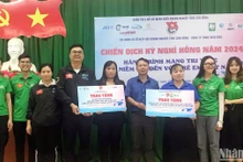 Chi đoàn cơ sở Hiệp hội doanh nghiệp Lâm Đồng và đơn vị đồng hành trao sách giáo khoa và tập vở tặng học sinh trên địa bàn xã Đạ M’rông. 