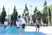 Các đội bóng trường trung học phổ thông tranh tài ở vòng loại môn bóng chuyền nữ.