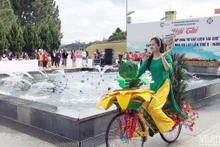 Duyên dáng áo dài và xe đạp hoa.