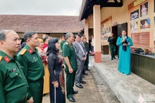 Các đại biểu nghe giới thiệu về các chuyên đề triển lãm.