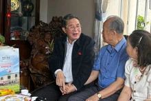 Phó Chủ tịch Quốc hội Nguyễn Đức Hải thăm, tặng quà gia đình chính sách tiêu biểu tại huyện Đức Trọng, tỉnh Lâm Đồng.
