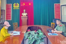Lực lượng công an làm việc với bà N.T.H.N về hành vi rao bán giấy mời dự khai mạc Festival Hoa Đà Lạt.