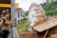 Ngôi nhà bị xô lệch trong vụ sạt lở nghiêm trọng tại phường 10, thành phố Đà Lạt rạng sáng 29/6.