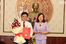 Phó Bí thư Thường trực Tỉnh ủy, Chủ tịch Hội đồng nhân dân tỉnh Bình Phước Huỳnh Thị Hằng trao Quyết định bổ nhiệm Chánh Văn phòng Tỉnh ủy cho đồng chí Đặng Hà Giang.