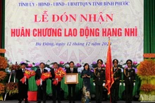 Lãnh đạo huyện Bù Đăng đón nhận Huân chương Lao động hạng Nhì
