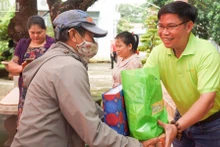 Đại diện Ngân hàng thực phẩm Bình Phước trao quà hỗ trợ cho người dân có hoàn cảnh khó khăn.
