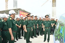 Đại tướng Phan Văn Giang chỉ đạo một số nội dung liên quan đến kiến trúc, thiết kế của công trình Bảo tàng Lịch sử Quân sự Việt Nam. Ảnh: Báo Quân đội nhân dân