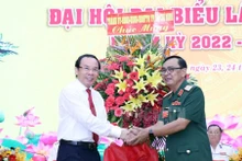 Bí thư Thành ủy TP Hồ Chí Minh Nguyễn Văn Nên tặng hoa chúc mừng Đại hội Đại biểu Hội Cựu chiến binh thành phố lần thứ VII. Ảnh: hcmcpv.org.vn