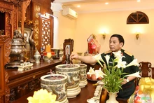 Đại tướng Phan Văn Giang dâng hương nguyên Tổng Bí thư Lê Khả Phiêu. (Nguồn: Báo Quân đội nhân dân)