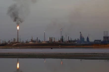 Nhà máy lọc dầu lớn nhất Venezuela bị mất điện. (Ảnh: Reuters)