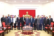 Đồng chí Phan Đình Trạc và đồng chí Wilmar Castro Soteldo với các đại biểu. (Ảnh: Phương Hoa/TTXVN)