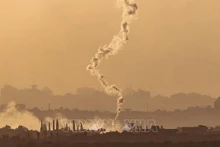 Khói lửa bốc lên tại Dải Gaza sau vụ oanh tạc của Israel ngày 8/11/2023. (Ảnh: AFP/TTXVN)