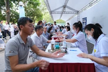 Cán bộ y tế Bệnh viện Nội tiết Trung ương khám, xét nghiệm sàng lọc bệnh đái tháo đường cho người dân.