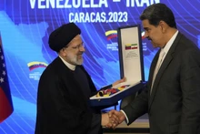 Tổng thống Iran Ebrahim Raisi (trái) gặp gỡ người đồng cấp Venezuela Nicolas Maduro. (Ảnh: AP)