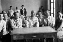 Chủ tịch Hồ Chí Minh nói chuyện với các đại biểu trí thức Quốc hội khóa III. (Ảnh: MAI NAM)