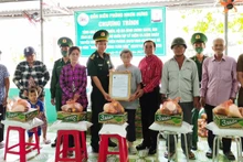 Trao quà cho người có hoàn cảnh khó khăn. (Ảnh: Báo Dân tộc và phát triển)
