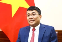 Thứ trưởng Thường trực Bộ Ngoại giao Nguyễn Minh Vũ trả lời phỏng vấn các cơ quan thông tấn, báo chí. (Ảnh: Lâm Khánh/TTXVN)