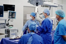 Các bác sĩ phẫu thuật cho người bệnh.