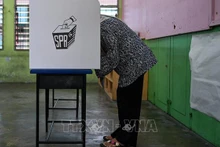 Cử tri bỏ phiếu tại một địa điểm bầu cử ở Selayang, Malaysia, ngày 12/8/2023. (Ảnh: AFP/TTXVN)