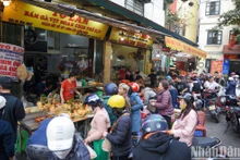 [Ảnh] "Gà ngậm hoa hồng" đắt khách trong ngày ông Công, ông Táo