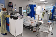 Các y tá điều trị cho bệnh nhân tại Bệnh viện Đại học Milton Keynes, Anh, ngày 20/1/2021. (Ảnh: REUTERS)