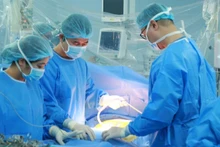 Các bác sĩ thuộc Bệnh viện Trung ương Quân đội 108 thực hiện ca lấy tạng. 