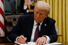 Tổng thống Mỹ Donald Trump ký một sắc lệnh tại Nhà Trắng. (Ảnh: Getty Images/TTXVN)