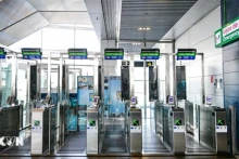 Cửa kiểm soát biên giới tự động dành cho hành khách từ các nước không thuộc khối Schengen được lắp đặt tại sân bay quốc tế Henri Coanda ở Otopeni, Romania, ngày 28/3/2024. (Ảnh: AFP/TTXVN)
