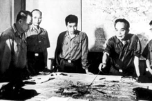 Đại tướng Võ Nguyên Giáp cùng các đồng chí trong Quân ủy Trung ương duyệt phương án tác chiến Chiến dịch Hồ Chí Minh (Hà Nội, 4/1975). (Ảnh: TTXVN)