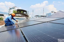 Lắp đặt tấm pin mặt trời trên mái nhà tại Thành phố Hồ Chí Minh. (Ảnh: Hoàng Anh)