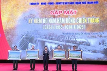 Lãnh đạo tỉnh Thanh Hóa trao tặng ảnh lưu niệm cho các đơn vị từng chiến đấu, phục vụ chiến đấu bảo vệ cầu Hàm Rồng.