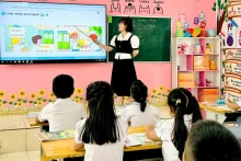 Giờ học tiếng Anh của cô giáo Lê Thị Thanh Huyền và học sinh Trường tiểu học Châu Sơn (Ba Vì, Hà Nội).