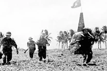 Quân ta tiến công đảo Song Tử Tây. (Ảnh: TTXVN)