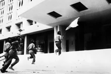 [Quiz] Ai là người cắm cờ đầu tiên trên nóc Dinh Độc Lập ngày 30/4/1975?