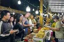 Du khách quốc tế trải nghiệm tại Lễ hội Đà Nẵng Food Tour 2025. (Ảnh: ANH ĐÀO)