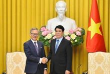 Chủ tịch nước Lương Cường tiếp Bộ trưởng Ngoại giao Lào Thongsavanh Phomvihane.
