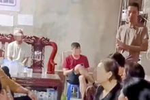 Ông Đặng Văn Cương (người đứng) đang hướng dẫn người dân phương pháp "chữa lành" bằng uống nước kiềm và nhịn ăn.