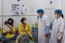 Đoàn kiểm tra, giám sát của Bộ Y tế kiểm tra công tác phòng, chống bệnh sởi tại Bệnh viện Sản Nhi Nghệ An.